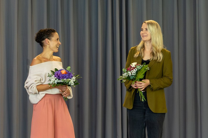 Sascha Stüber Zwei Frauen mit Blumen auf der Bühne. Foto: Sascha Stüber