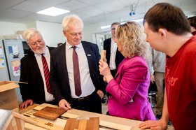 Minister Rainer besucht die Baumhaus-Werkstatt.. Foto: Hauke-Christian Dittrich