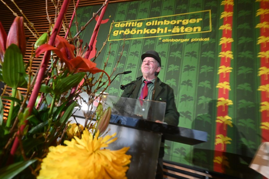 Dietmar Wischmeyer hält eine Rede. Foto: Torsten von Reeken