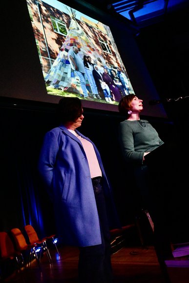 Projektinitiatorin Sophie Arenhövel (rechts) begrüßt die Gäste. Foto: Torsten von Reeken.