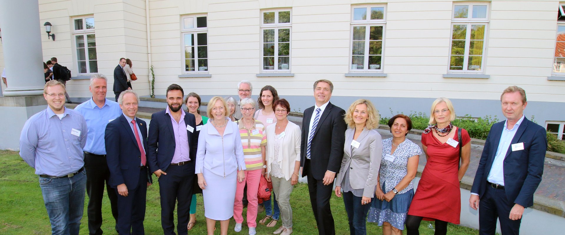 Ministerin Wanka, Oberbürgermeister Jürgen Krogmann und Mitarbeiterinnen der Agentur :ehrensache und ehrenamtlich Tätigen vom dem PFL. Foto: Markus Hibbeler
