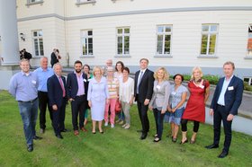 Ministerin Wanka, Oberbürgermeister Jürgen Krogmann und Mitarbeiterinnen der Agentur :ehrensache und ehrenamtlich Tätigen vom dem PFL. Foto: Markus Hibbeler Ministerin Wanka, Oberbürgermeister Jürgen Krogmann und Mitarbeiterinnen der Agentur :ehrensache und ehrenamtlich Tätigen vom dem PFL. Foto: Markus Hibbeler