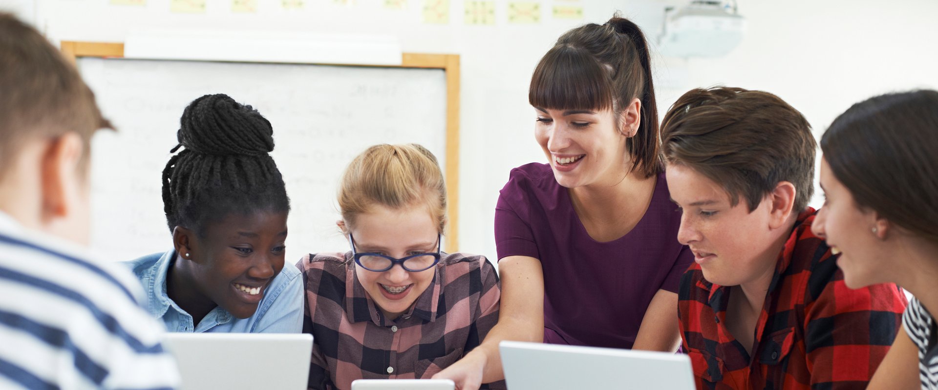 Jugendliche am Tisch. Foto: highwaystarz/AdobeStock