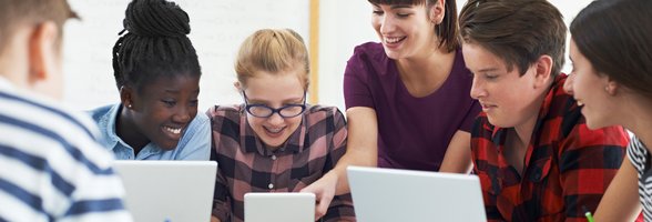 Jugendliche am Tisch. Foto: highwaystarz/AdobeStock