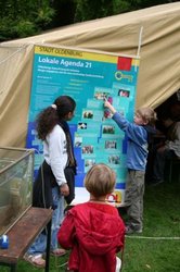 Drei Kinder vor einem Lokale Agenda 21-Plakat. Foto: Stadt Oldenburg