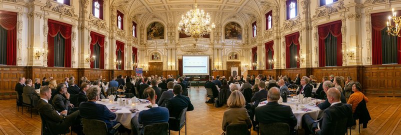 Teilnehmerinnen und Teilnehmer im Schlosssaal. Foto: LUKAS LEHMANN PHOTOGRAPHY