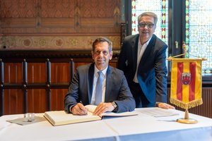 Ministerpräsident Olaf Lies (links) trug sich ins Goldene Buch der Stadt ein. Oberbürgermeister Jürgen Krogmann schaute ihm dabei über die Schulter. Foto: Sascha Stüber