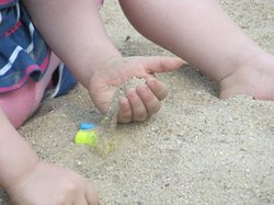 Ein Kind spielt im Sand. Foto: Olga Meier-Sander/pixelio.de