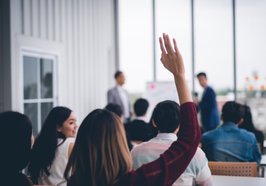 Eine Person hebt den Arm zur Abstimmung. Foto: saksit/AdobeStock