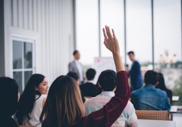 Eine Person hebt den Arm zur Abstimmung. Foto: saksit/AdobeStock