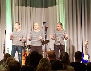 Blindfische. Foto: Stadt Oldenburg Die Blindfische stehen auf der Bühne und singen