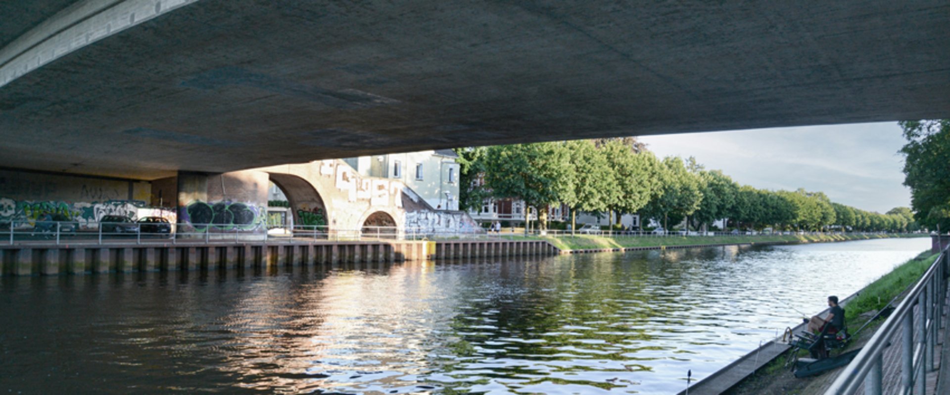 Blick unter einer Brücke hindurch auf den Oldenburger Hafen. Foto: Mittwollen und Gradetchliev