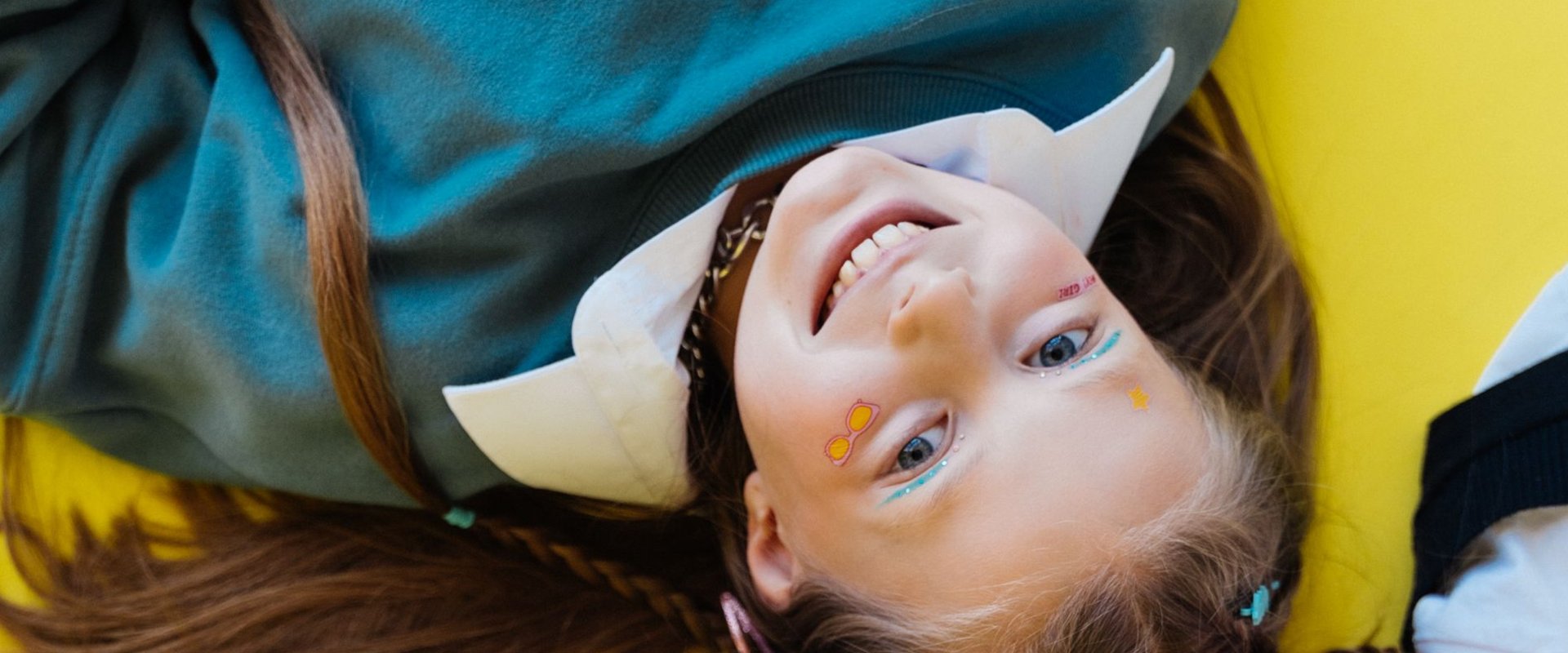 Drei Mädchen mit bunten Stickern im Gesicht. Foto: Antoni Shkraba/pexels