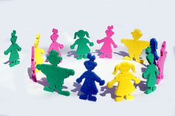 Figuren im Kreis. Foto: Stephanie Hofschläger/Pixelio