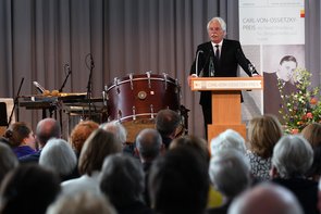 Thomas Rodt bei seiner Rede über die Presiträgerin. Foto: Jörg Hemmen Thomas Rodt bei seiner Rede über die Presiträgerin. Foto: Jörg Hemmen