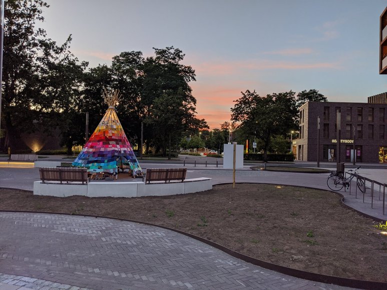 Das Tipi auf dem Klingenbergplatz im Sonnenuntergang. Foto: Stadt Oldenburg