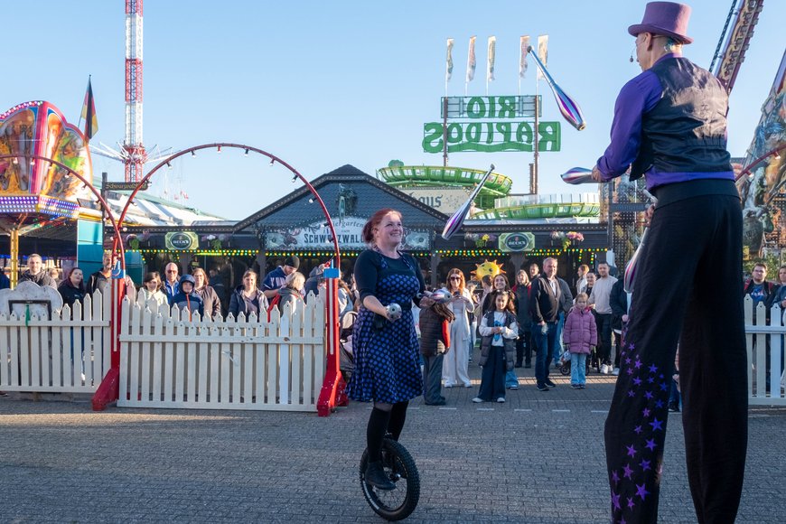 Jolly und Ronja in der Zeitreise beim Kramermarkt 2024. Foto: Sascha Stüber