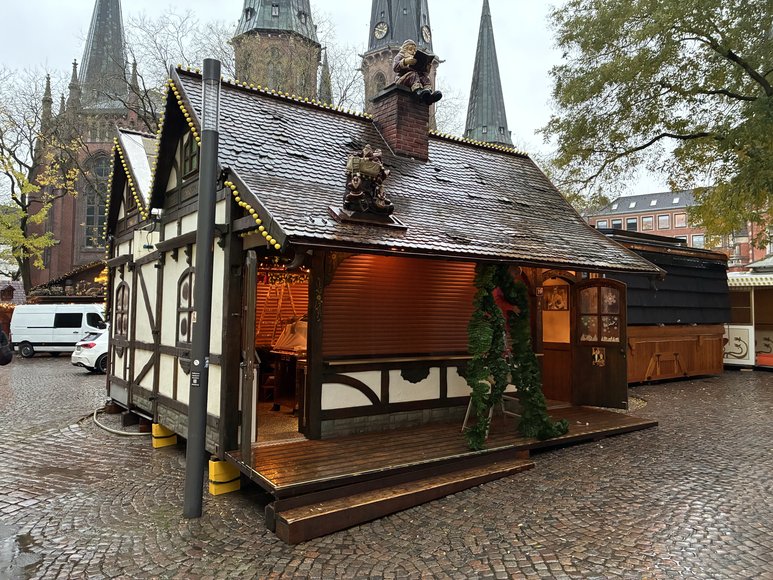 Stadt Oldenburg Feuerzangenbowle Ludewigt beim Aufbau auf dem Lamberti-Markt am 19. November 2025. Foto: Stadt Oldenburg