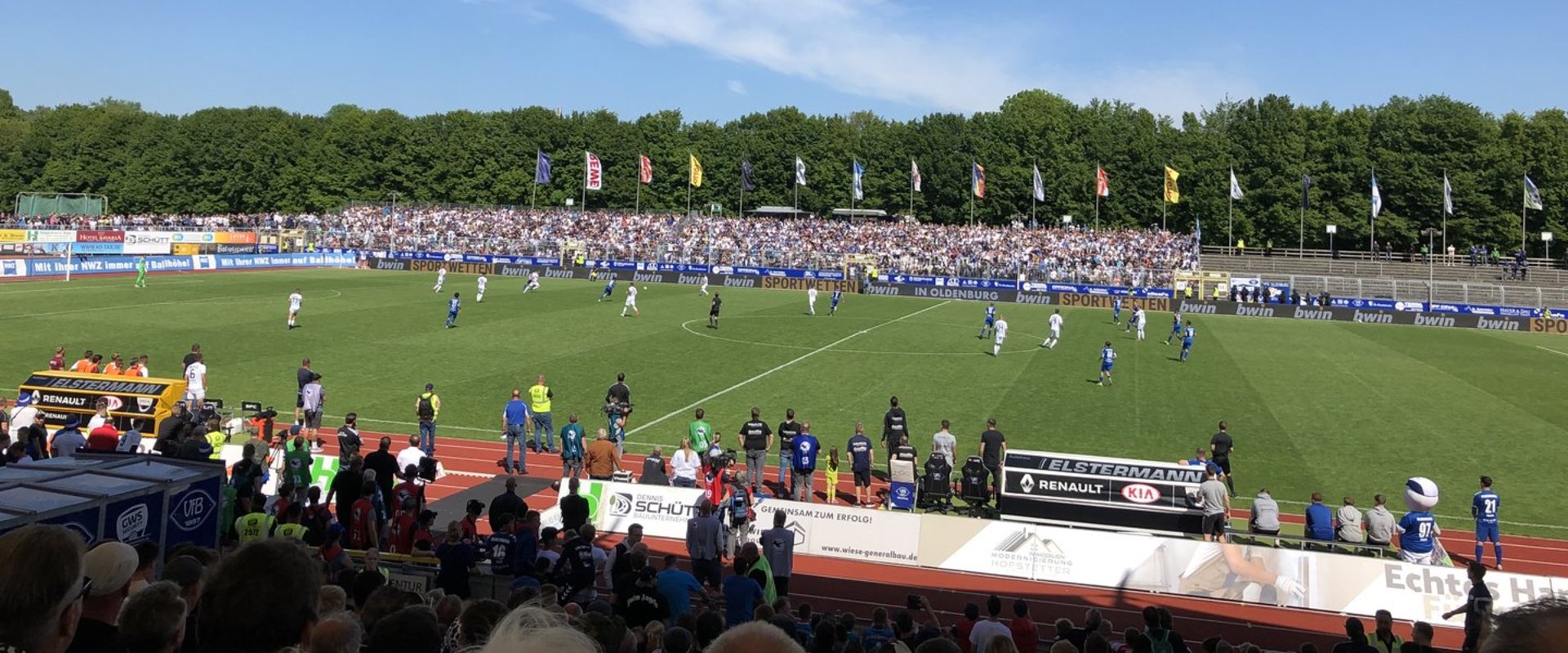 Blick von der voll besetzten Tribüne auf das Spielfeld des Marschwegstadions. Foto: Stadt Oldenburg