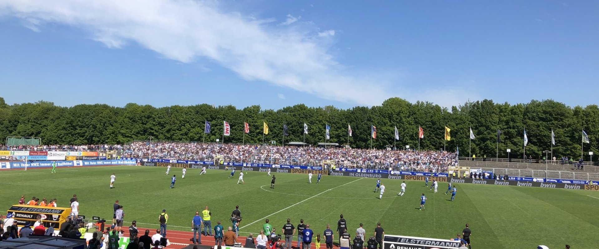 Blick von der voll besetzten Tribüne auf das Spielfeld des Marschwegstadions. Foto: Stadt Oldenburg