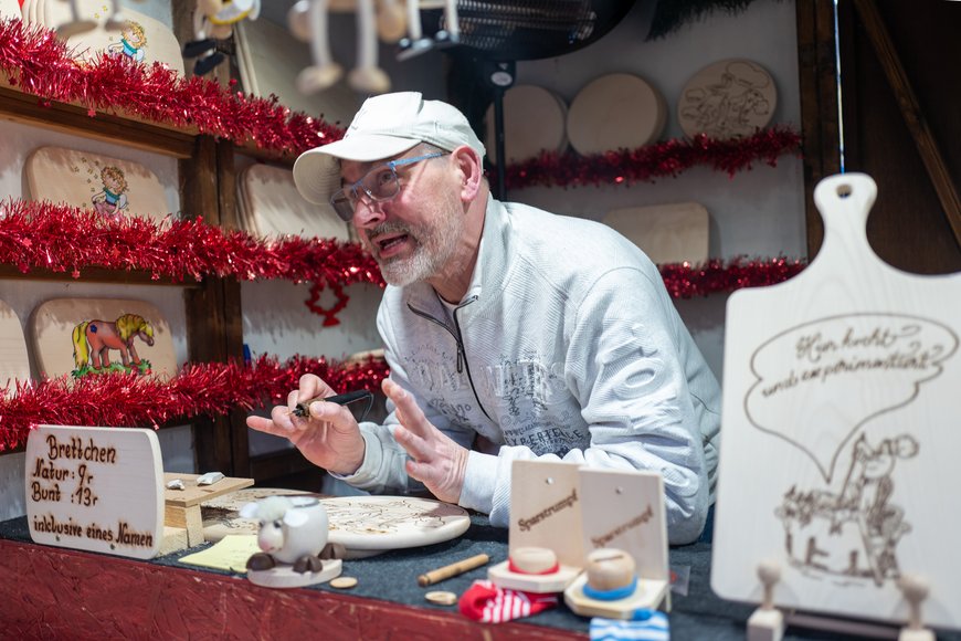 Brandmalerei und Weihnachtsartikel aus Holz auf dem Lamberti-Markt 2025. Foto: Sascha Stüber