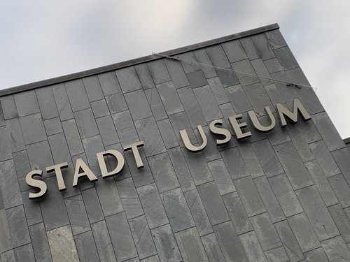 Der Schriftzug an der Fassade des Sadtmuseums mit dem fehlenden Buchstaben „M“. Foto: Stadtmuseum Oldenburg