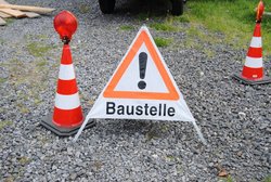 Baustellenschild mit zwei Pylonen. Foto: Ulrike Karow/Pixelio