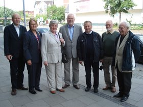 Begrüßung bei der Ankunft vor dem Hotel von links: Herr Rabe (Rügen), Frau Bollerslev (OL), Frau Braasch (Rügen), Herr Rieper (OL), Herr Barthel (Rügen), Herr Hellemann (OL), Herr Kozig (Rügen), es fehlt: Frau Reinhold (OL). Foto: Rainer Rieper