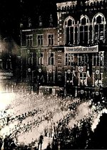 Abendlicher Massenaufmarsch zu Hitlers 50. Geburtstag am 20. April 1939 vor dem Oldenburger Rathaus. Foto: Stadtmuseum