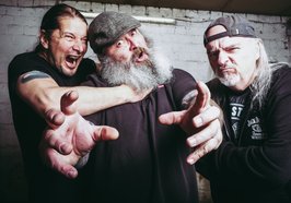 Die Band Nitrogods vor einer Ziegelwand. Foto: Nitrogods