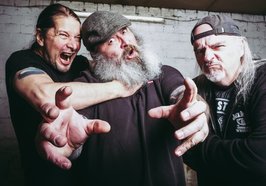 Die Band Nitrogods vor einer Ziegelwand. Foto: Nitrogods