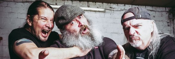 Die Band Nitrogods vor einer Ziegelwand. Foto: Nitrogods