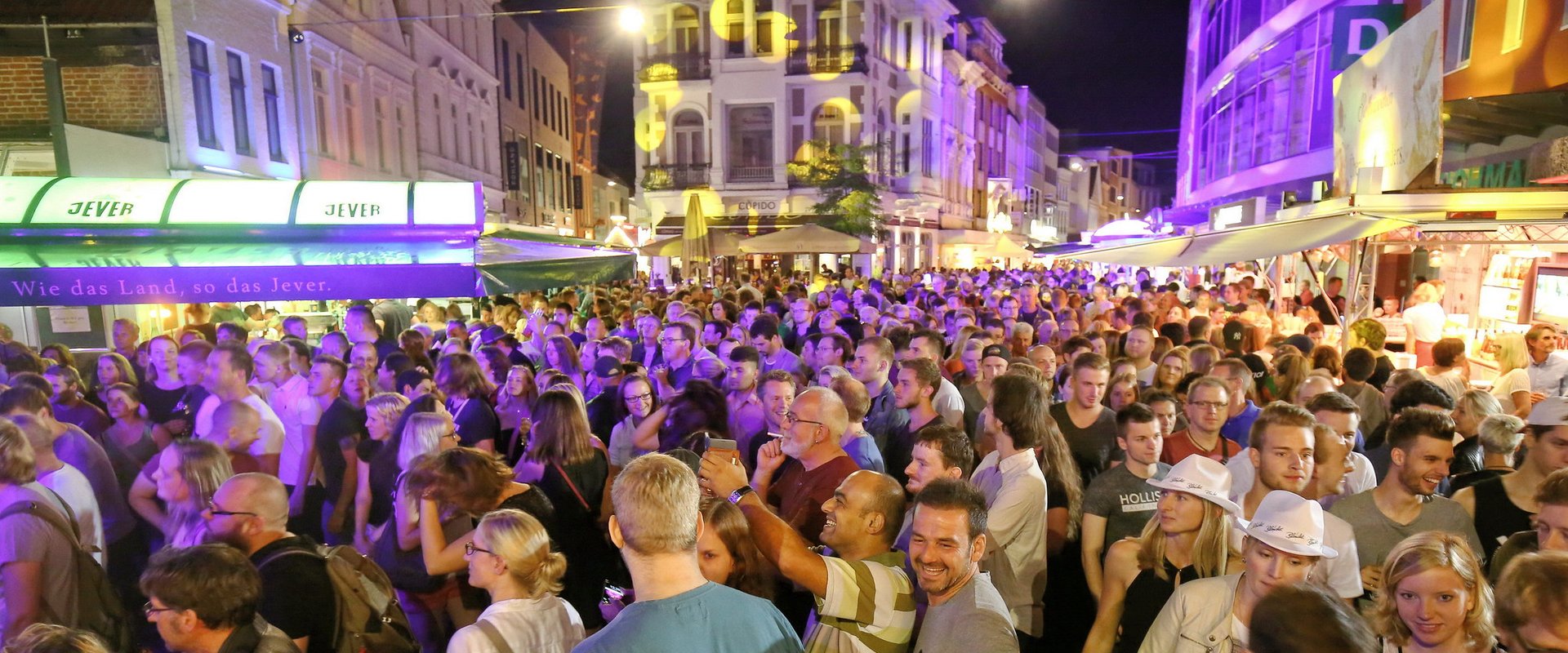 Stadtfest-Treiben auf der Langen Straße mit Blick auf das Leffers-Eck. Foto: E&M Marketing