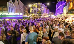 Stadtfest-Treiben auf der Langen Straße mit Blick auf das Leffers-Eck. Foto: E&M Marketing Stadtfest-Treiben auf der Langen Straße mit Blick auf das Leffers-Eck. Foto: E&M Marketing