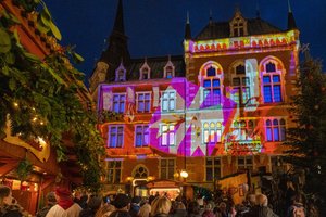 Zum Auftakt des Lamberti-Marktes wurde die Rathaus-Fassade illuminiert. Foto: Sascha Stüber