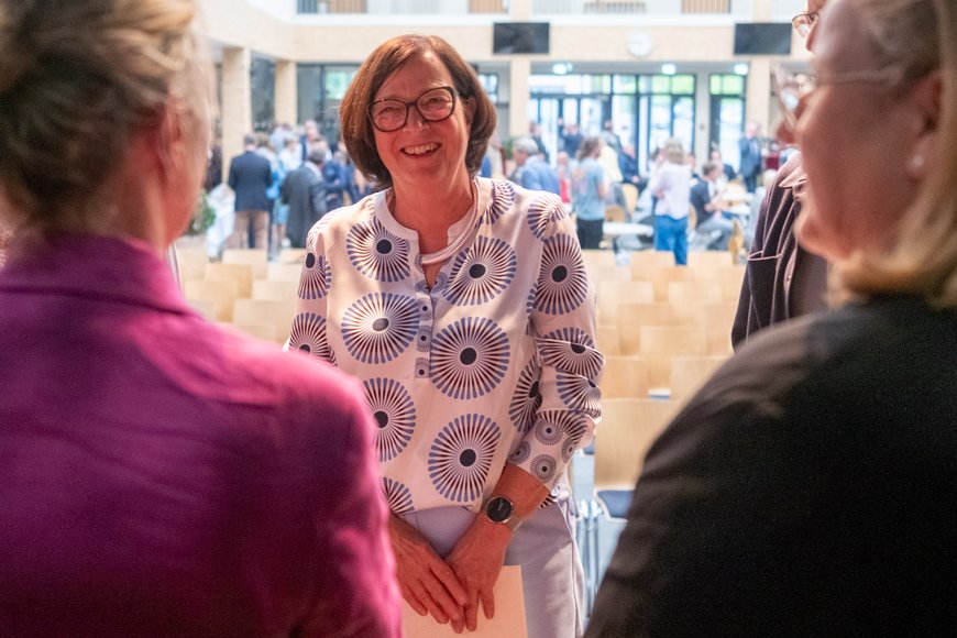 Dagmar Sachse unterhält sich. Foto: Sascha Stüber