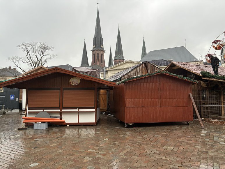 Stadt Oldenburg Stände für Trockenfrüchte und Metallkunst beim Aufbau auf dem Lamberti-Markt am 19. November 2025. Foto: Stadt Oldenburg