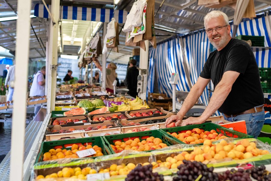 Ein Stand mit Obst und Gemüse auf dem Wochenmarkt auf dem Rathausmarkt. Foto: Sascha Stüber