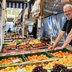 Vorschau: Ein Stand mit Obst und Gemüse auf dem Wochenmarkt auf dem Rathausmarkt. Foto: Sascha Stüber