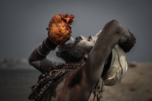 Ein Mann der Wasser aus einem Totenkopf trinkt. Foto: janskwara Ein Mann der Wasser aus einem Totenkopf trinkt. Foto: janskwara