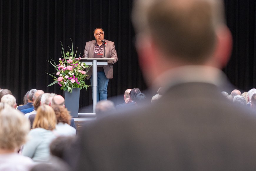Ilyas Yanc (Vorsitzender des Yezidischen Forums) hält eine Rede. Foto: Sascha Stüber