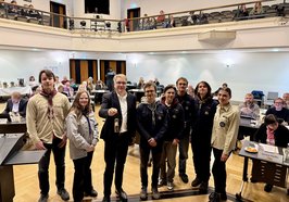 Oberbürgermeister Jürgen Krogmann (3. von links) nahm in der Ratssitzung am Montagabend das Friedenslicht aus den Händen von Katharina Uecker (2. von links) im Kreise einer Delegation von Pfadfinderinnen und Pfadfindern entgegen. Foto: Stadt Oldenburg