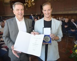 Oberbürgermeister Jürgen Krogmann überreichte das Große Stadtsiegel an Handballerin Julia Renner. Foto: Sascha Stüber