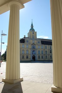 Oldenburger Schloss durch Säulen. Foto: Stadt Oldenburg