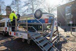 Sicher raus aus dem Auto: Teilnehmende probierten am auf dem Dach liegenden Polizeifahrzeug den richtigen Notfallausstieg. Foto: Sascha Stüber Sicher raus aus dem Auto: Teilnehmende probierten am auf dem Dach liegenden Polizeifahrzeug den richtigen Notfallausstieg. Foto: Sascha Stüber