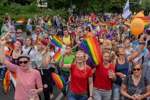 Demonstrantinnen und Demonstranten beim CSD 2018. Foto: Sascha Stüber