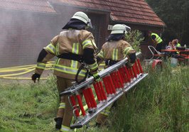 Zwei Feuerwehrkameraden tragen eine Leiter. Foto: Stadt Oldenburg