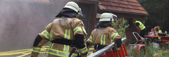 Zwei Feuerwehrkameraden tragen eine Leiter. Foto: Stadt Oldenburg