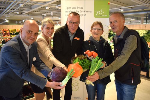 Holger Petermann, Leiter des Gesundheitsamts, Ernährungsberaterin Birgit Klenke-Schütte, Geschäftsführer von aktiv & irma Günter Walter sowie die Kursteilnehmenden Dagmar Urbahn-Schiefer und Tilbert Kloss stellten bei „70+ Kostprobe“ das Gemüse in den Mittelpunkt. Foto: Stadt Oldenburg