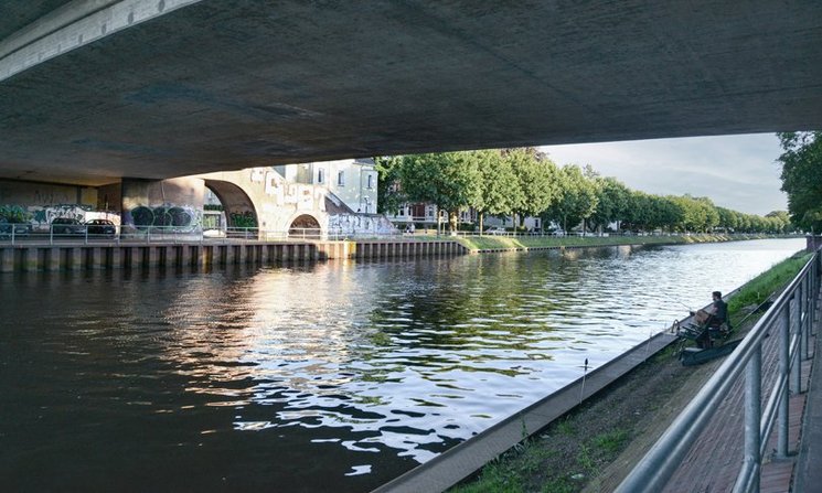 Blick unter einer Brücke hindurch auf den Oldenburger Hafen. Foto: Mittwollen und Gradetchliev